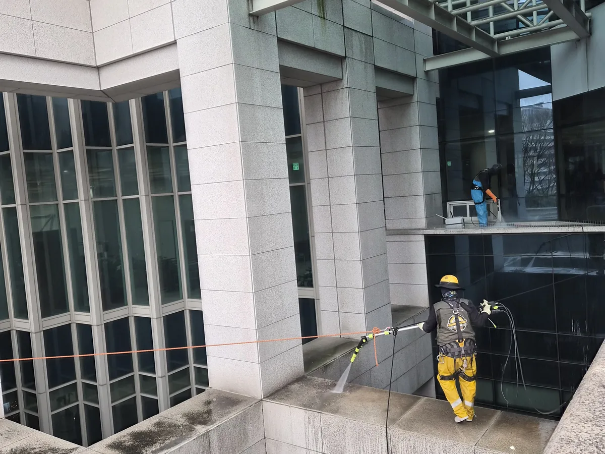 보령시 동대동 상가건물 옥상 파라펫 장비 주변 정밀 위생청소 사례 - 행진크린
