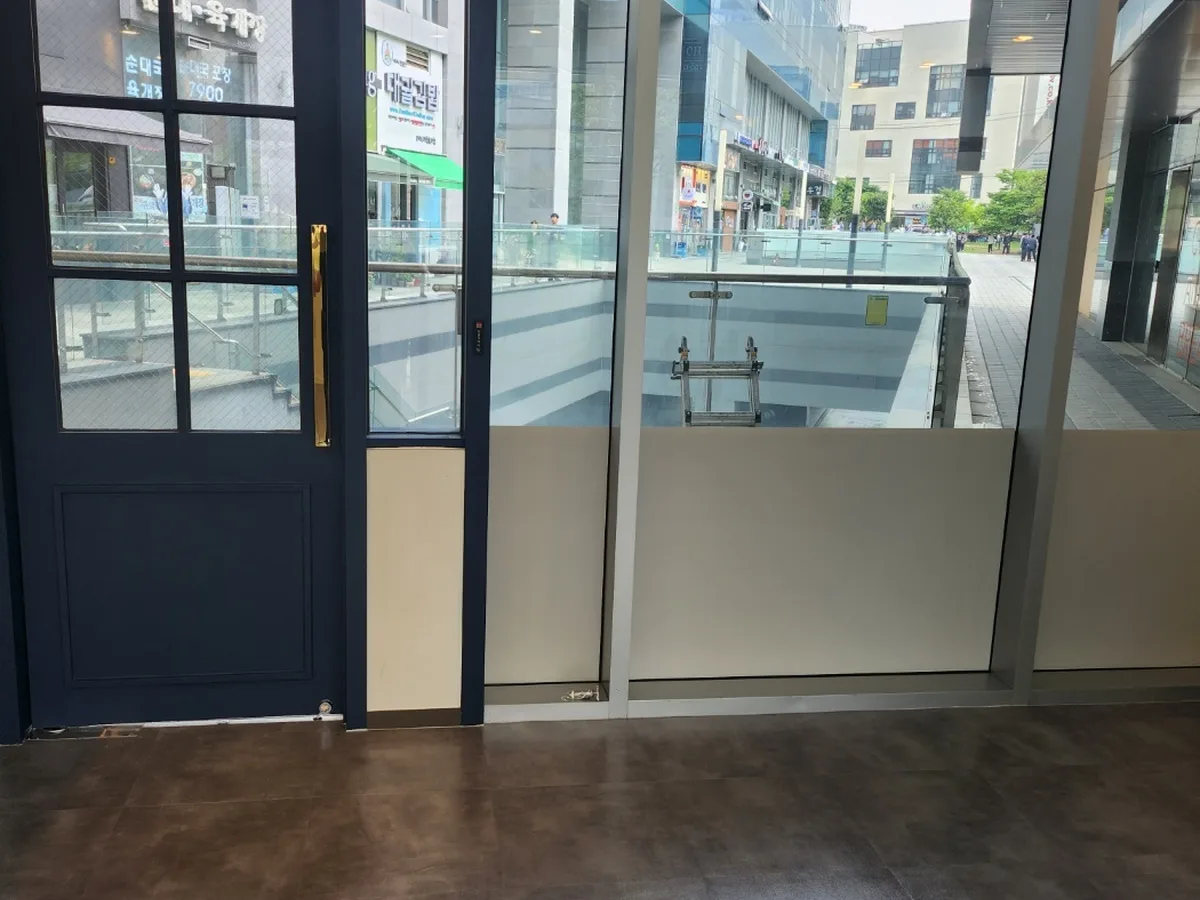 천안시 서북구 성환읍 현장 출입문·프레임 바닥 위생청소 사례 - 행진크린