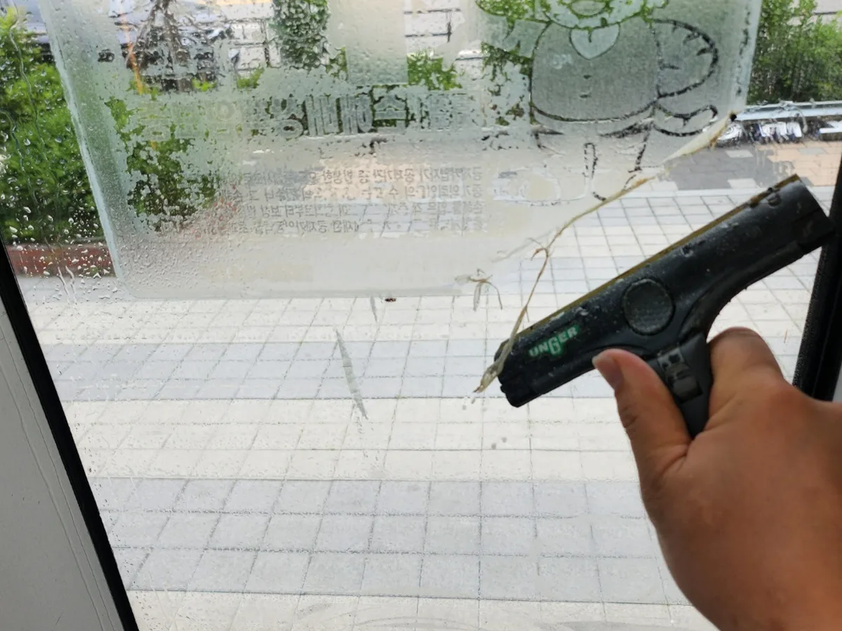 청양군 정산면 상가 유리 스퀴지 위생청소 사례 - 행진크린